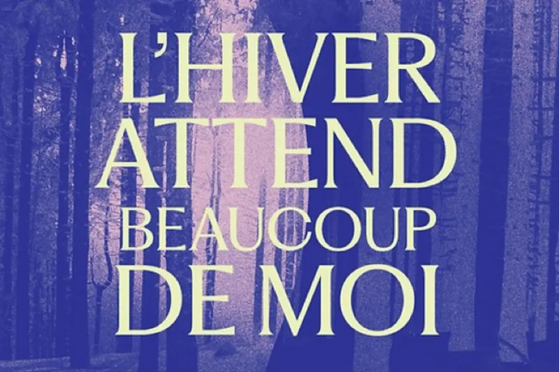 Affiche à tons violets : forêt d'arbres en hiver, avec le titre « L'hiver attend beaucoup de moi » en lettres crème.